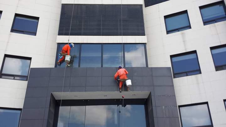 Equipo de Soluciones Diversas limpiando ventanas en altura